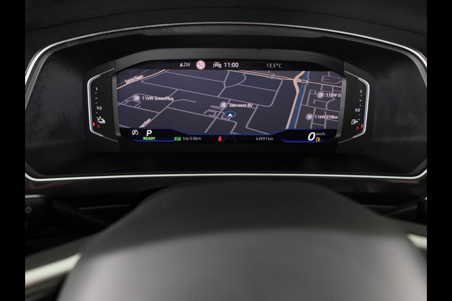 Volkswagen Tiguan 1.4 TSI eHybrid R-Line Business+ 245 pk Automaat (DSG) | Verlengde garantie | Navigatie | Panoramadak | Trekhaak (afneembaar) | Parkeersensoren (Park assist) | Achteruitrijcamera | Stoelverwarming |