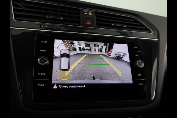 Volkswagen Tiguan 1.4 TSI eHybrid R-Line Business+ 245 pk Automaat (DSG) | Verlengde garantie | Navigatie | Panoramadak | Trekhaak (afneembaar) | Parkeersensoren (Park assist) | Achteruitrijcamera | Stoelverwarming |