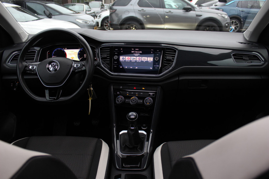 Volkswagen T-Roc 1.5 TSI Sport / Trekhaak / Virtual Cockpit / Navigatie / 17'' / Parkeerhulp V+A / CarPlay / DAB / Getint glas / ACC