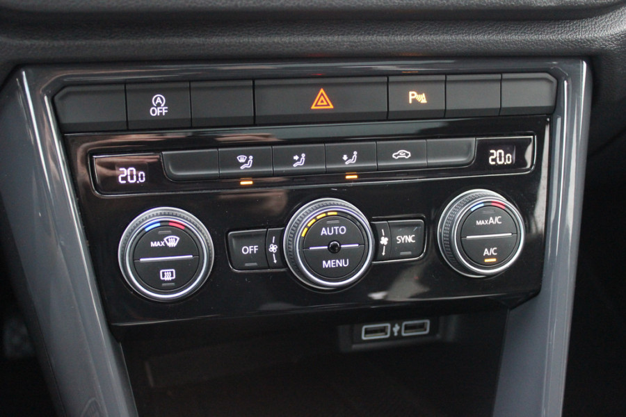 Volkswagen T-Roc 1.5 TSI Sport / Trekhaak / Virtual Cockpit / Navigatie / 17'' / Parkeerhulp V+A / CarPlay / DAB / Getint glas / ACC