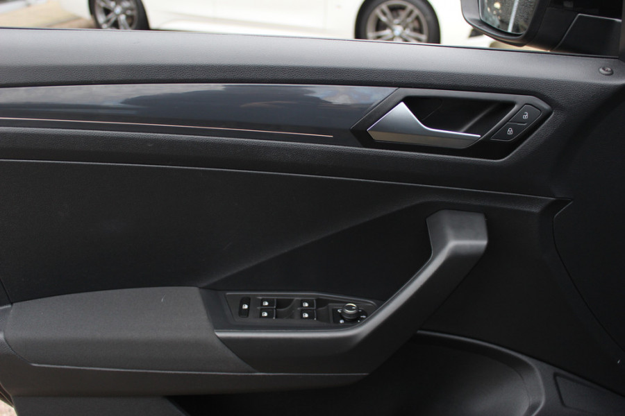 Volkswagen T-Roc 1.5 TSI Sport / Trekhaak / Virtual Cockpit / Navigatie / 17'' / Parkeerhulp V+A / CarPlay / DAB / Getint glas / ACC
