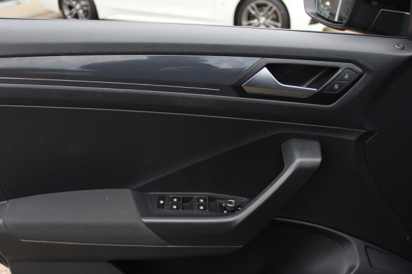 Volkswagen T-Roc 1.5 TSI Sport / Trekhaak / Virtual Cockpit / Navigatie / 17'' / Parkeerhulp V+A / CarPlay / DAB / Getint glas / ACC