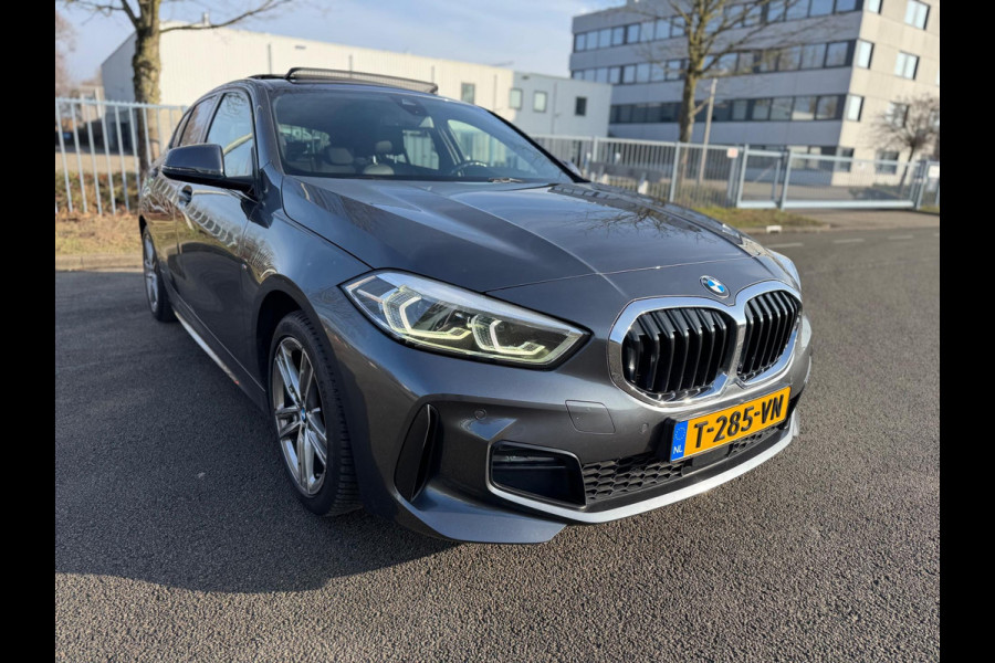 BMW 1-serie 118i High Executive Automaat panorama Led Navigatie
