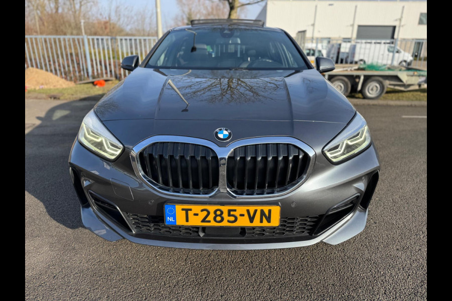 BMW 1-serie 118i High Executive Automaat panorama Led Navigatie