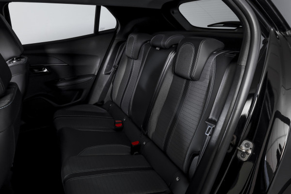 Peugeot 2008 1.2 PureTech 130 PK Allure Pack - Automaat | Dig. Cockpit | Cruise | PDC | Camera | NAV + App. Connect | ECC | Afn. Trekhaak | LM 17" |