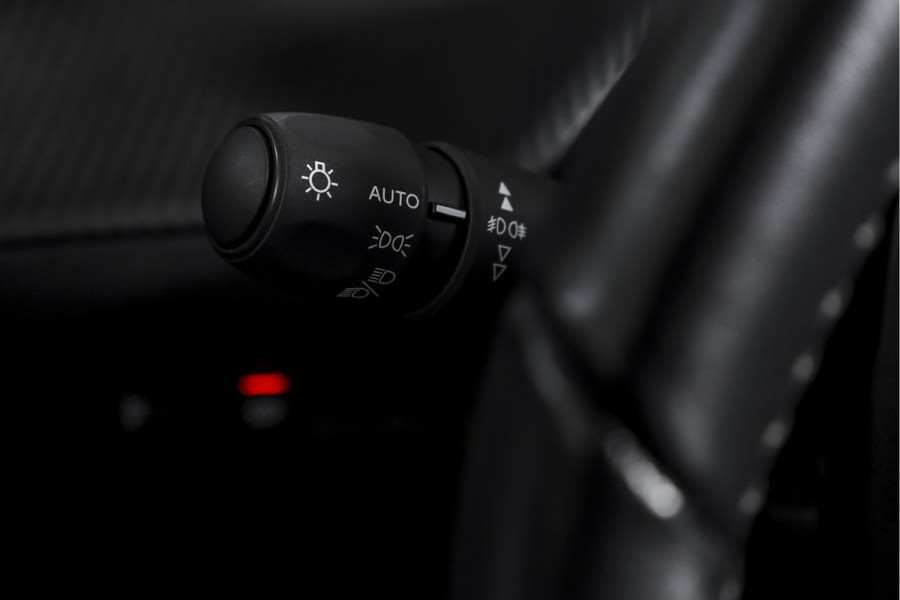 Peugeot 2008 1.2 PureTech 130 PK Allure Pack - Automaat | Dig. Cockpit | Cruise | PDC | Camera | NAV + App. Connect | ECC | Afn. Trekhaak | LM 17" |