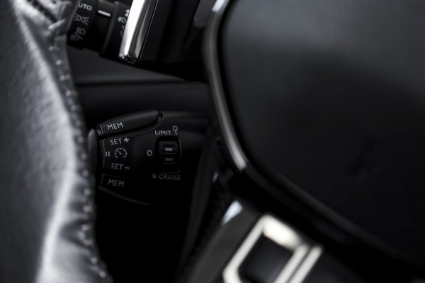 Peugeot 2008 1.2 PureTech 130 PK Allure Pack - Automaat | Dig. Cockpit | Cruise | PDC | Camera | NAV + App. Connect | ECC | Afn. Trekhaak | LM 17" |