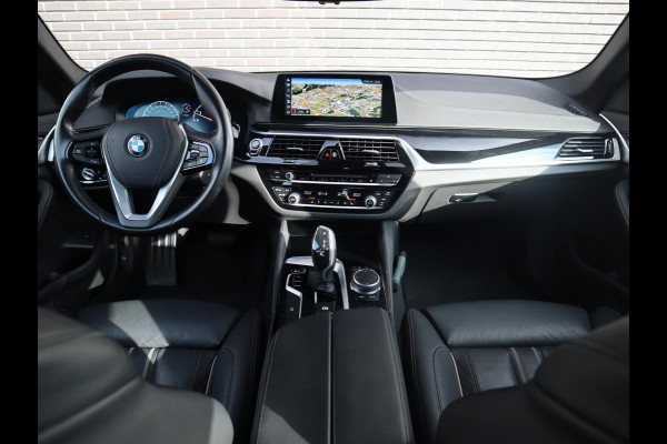 BMW 5 Serie Sedan 520i High Executive Luxury Line Automaat / Navigatiesysteem Professional / Comfortstoelen / Hifi / LED / Stoelverwarming / Head-Up Display / Neerklapbare Achterbank / Parkeersensoren voor+achter / Chrome Line
