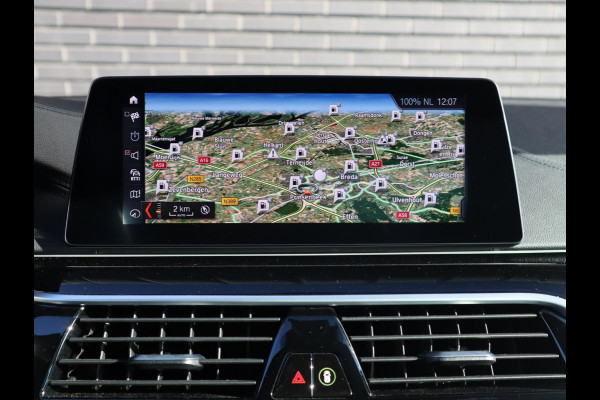 BMW 5 Serie Sedan 520i High Executive Luxury Line Automaat / Navigatiesysteem Professional / Comfortstoelen / Hifi / LED / Stoelverwarming / Head-Up Display / Neerklapbare Achterbank / Parkeersensoren voor+achter / Chrome Line