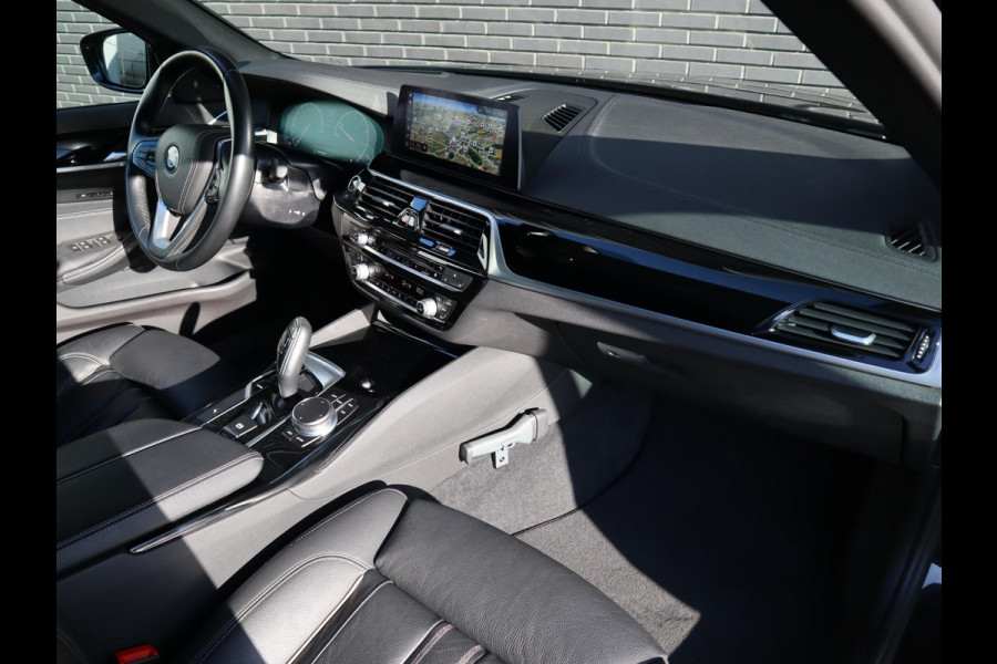 BMW 5 Serie Sedan 520i High Executive Luxury Line Automaat / Navigatiesysteem Professional / Comfortstoelen / Hifi / LED / Stoelverwarming / Head-Up Display / Neerklapbare Achterbank / Parkeersensoren voor+achter / Chrome Line