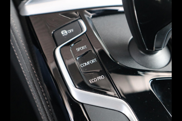 BMW 5 Serie Sedan 520i High Executive Luxury Line Automaat / Navigatiesysteem Professional / Comfortstoelen / Hifi / LED / Stoelverwarming / Head-Up Display / Neerklapbare Achterbank / Parkeersensoren voor+achter / Chrome Line