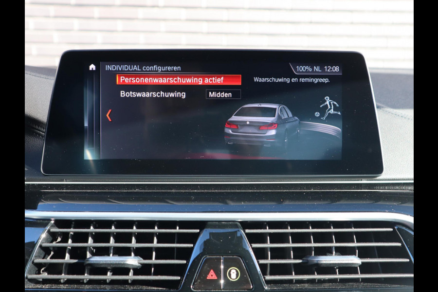 BMW 5 Serie Sedan 520i High Executive Luxury Line Automaat / Navigatiesysteem Professional / Comfortstoelen / Hifi / LED / Stoelverwarming / Head-Up Display / Neerklapbare Achterbank / Parkeersensoren voor+achter / Chrome Line