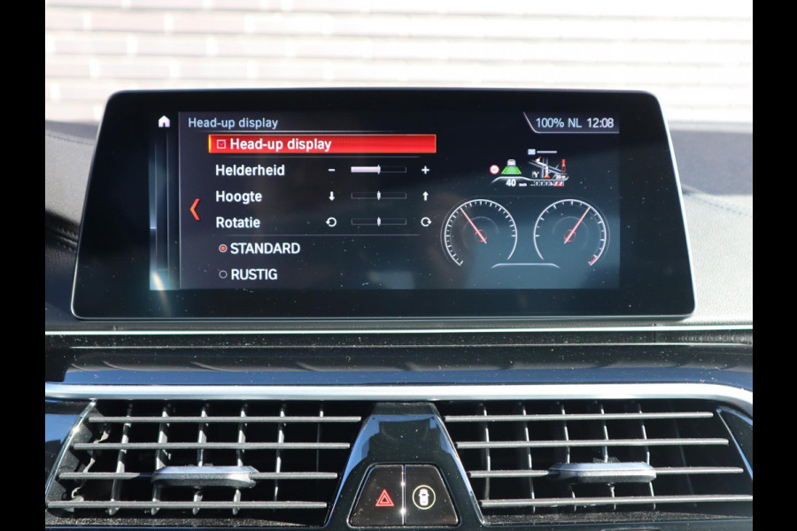 BMW 5 Serie Sedan 520i High Executive Luxury Line Automaat / Navigatiesysteem Professional / Comfortstoelen / Hifi / LED / Stoelverwarming / Head-Up Display / Neerklapbare Achterbank / Parkeersensoren voor+achter / Chrome Line