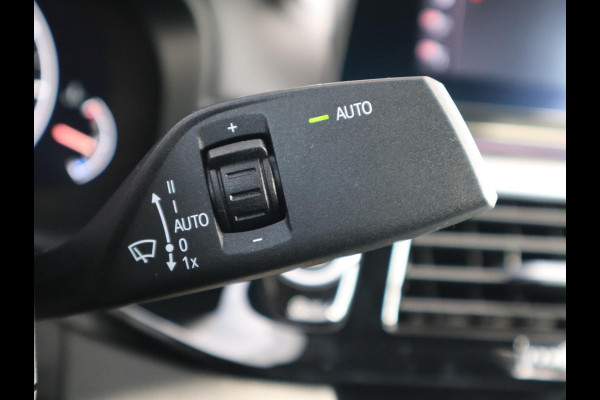 BMW 5 Serie Sedan 520i High Executive Luxury Line Automaat / Navigatiesysteem Professional / Comfortstoelen / Hifi / LED / Stoelverwarming / Head-Up Display / Neerklapbare Achterbank / Parkeersensoren voor+achter / Chrome Line