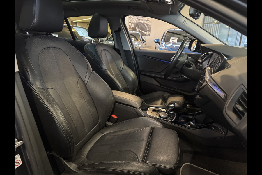 BMW 1-serie 118IA 140PK AUT. HIGH EXECUTIVE SPORT PANORAMADAK/CAMERA/LEDER****