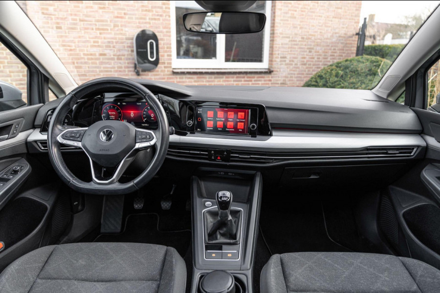 Volkswagen Golf 1.0 TSI Life 110 PK 1e Eig Adaptive Pano Sfeerverl. LED 17''