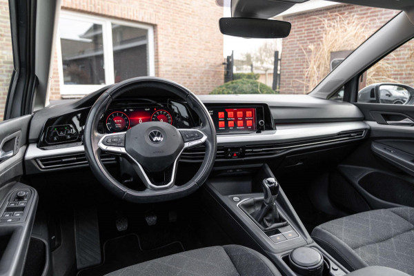 Volkswagen Golf 1.0 TSI Life 110 PK 1e Eig Adaptive Pano Sfeerverl. LED 17''