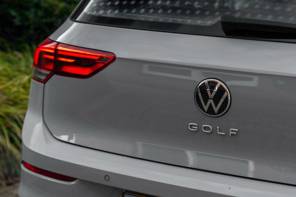 Volkswagen Golf 1.0 TSI Life 110 PK 1e Eig Adaptive Pano Sfeerverl. LED 17''