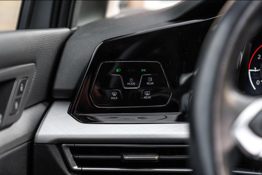 Volkswagen Golf 1.0 TSI Life 110 PK 1e Eig Adaptive Pano Sfeerverl. LED 17''