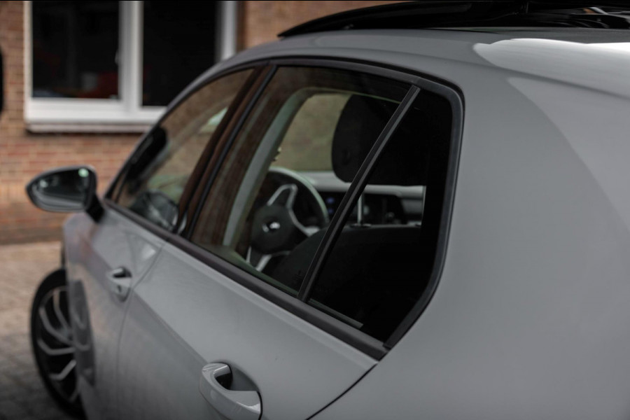 Volkswagen Golf 1.0 TSI Life 110 PK 1e Eig Adaptive Pano Sfeerverl. LED 17''