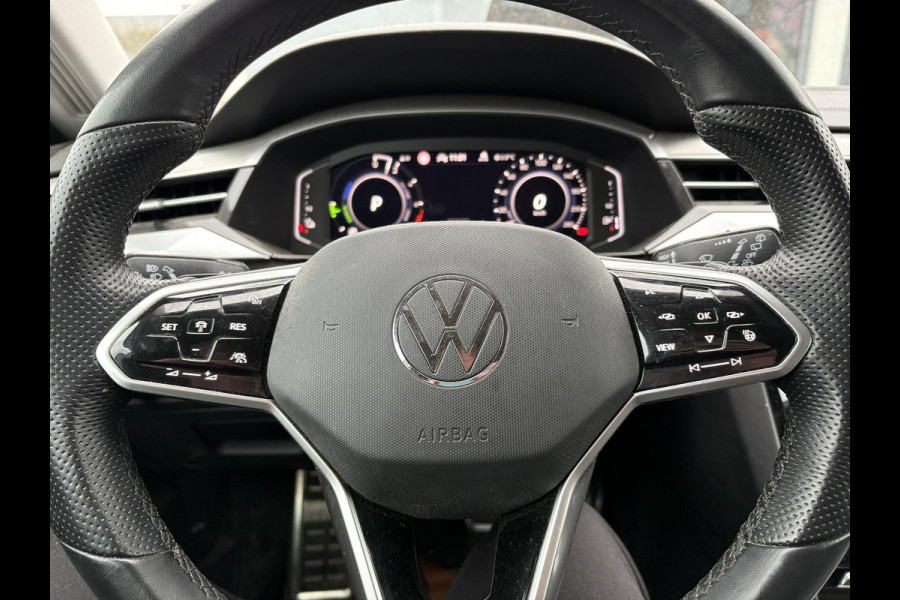 Volkswagen Arteon Shooting Brake 1.4 TSI eHybrid Elegance Business+ | Wegklapbare Trekhaak | Stoelverwarming | Stuurwielverwarming | Camera | Side Assist | Comfort stoelen elektrisch verstelbaar