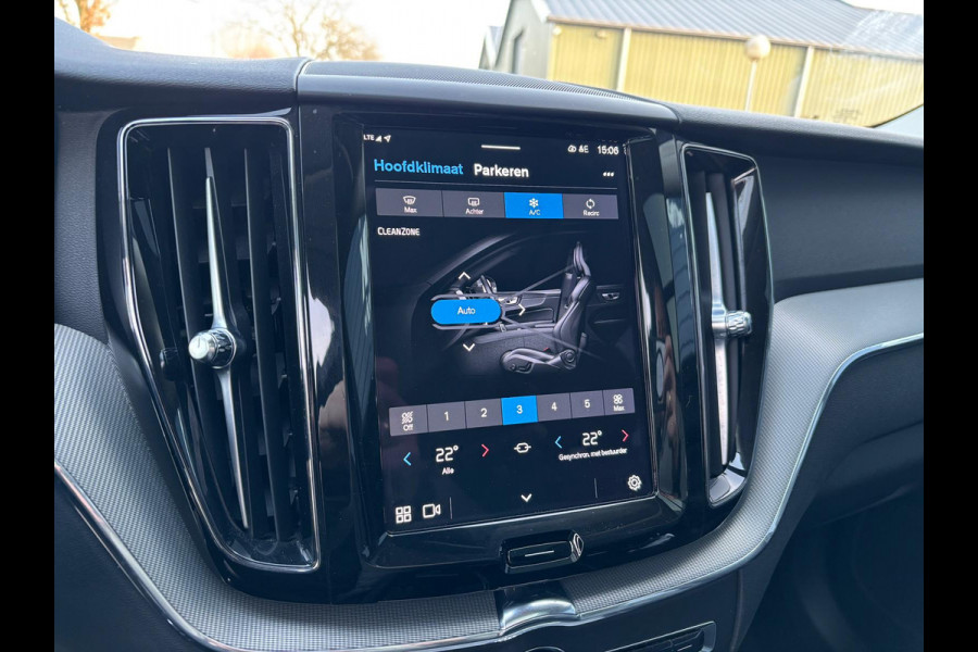 Volvo XC60 2.0 T6 Plug-in hybrid AWD Plus Dark Lichtmetalen Velgen, Panorama Dak, Camera, Lederen bekleding