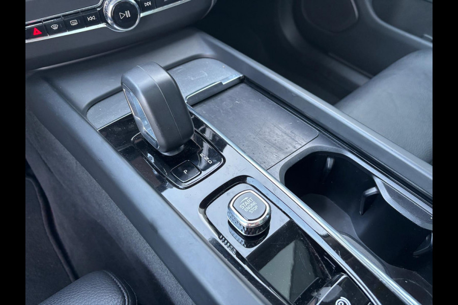 Volvo XC60 2.0 T6 Plug-in hybrid AWD Plus Dark Lichtmetalen Velgen, Panorama Dak, Camera, Lederen bekleding