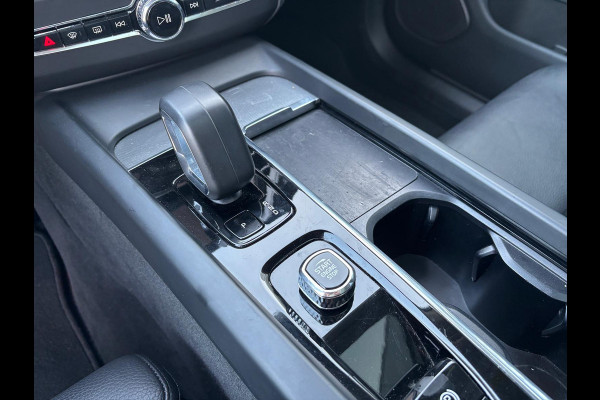 Volvo XC60 2.0 T6 Plug-in hybrid AWD Plus Dark Lichtmetalen Velgen, Panorama Dak, Camera, Lederen bekleding