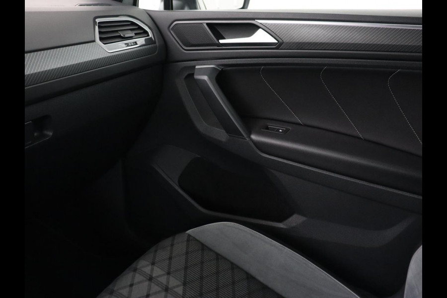 Volkswagen Tiguan 1.4 TSI eHybrid R Line | Trekhaak | Matrix LED | Carplay | Adaptive cruise | Park Assist | Navigatie | Keyless | Virtual Cockpit | Parkeerhulp | PHEV | Plug In