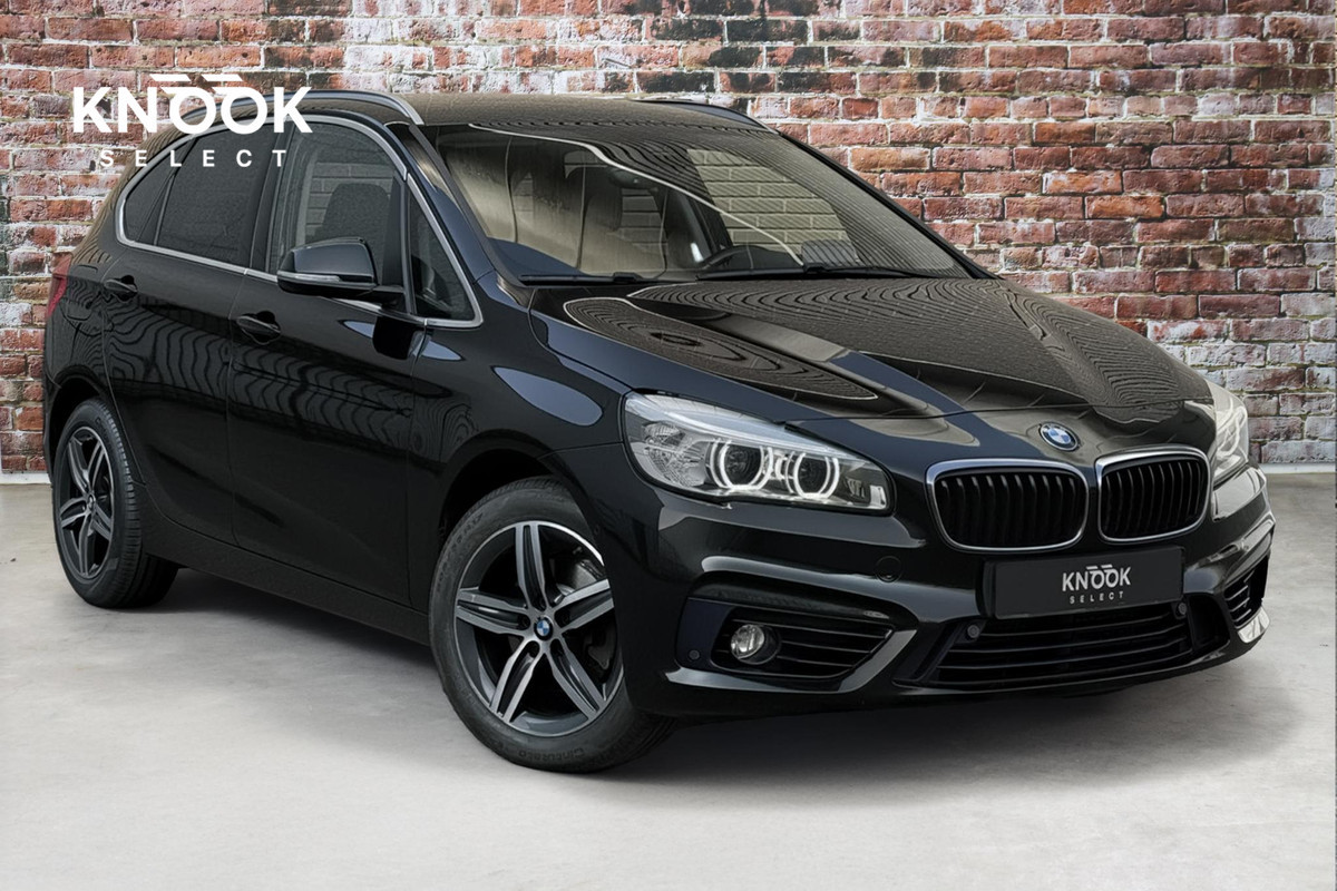 BMW 2 Serie Active Tourer 218i High Executive Sport Line Automaat / Navigatie Plus / Head-Up Display / Hifi / Leder / 17 Inch / Driving Assistant / Achteruitrijcamera / Sportstoelen / Parkeerassistent / Stoelverwarming / LED