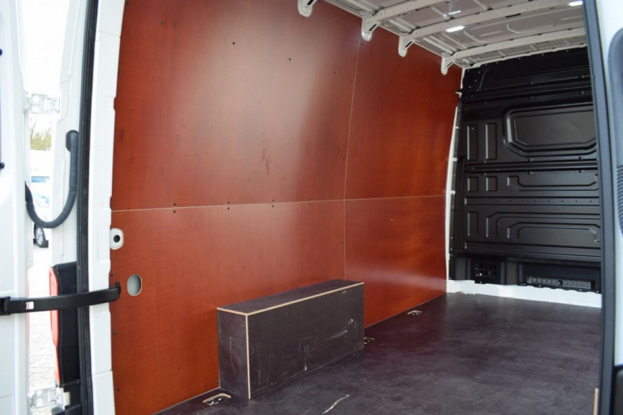 Volkswagen Crafter 2.0 TDI L3H3 Highline 140 PK LED TREKHAAK NAVI BETIMMERING