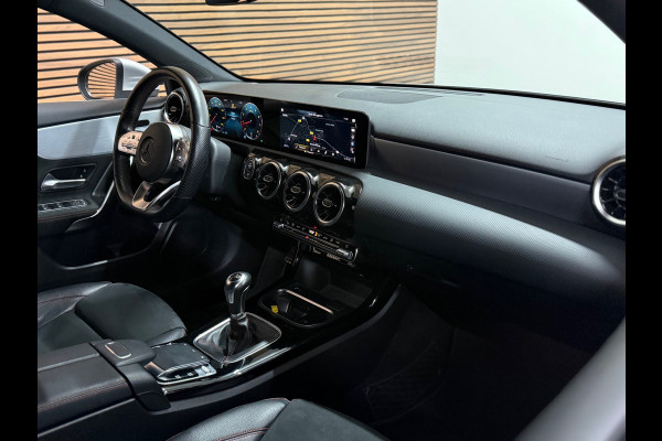Mercedes-Benz A-Klasse 200 Business Solution AMG | LED | 18' inch | Sportstoelen | Parkeerassistent | Navigatie | NAP