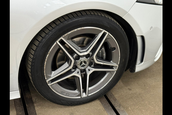 Mercedes-Benz A-Klasse 200 Business Solution AMG | LED | 18' inch | Sportstoelen | Parkeerassistent | Navigatie | NAP