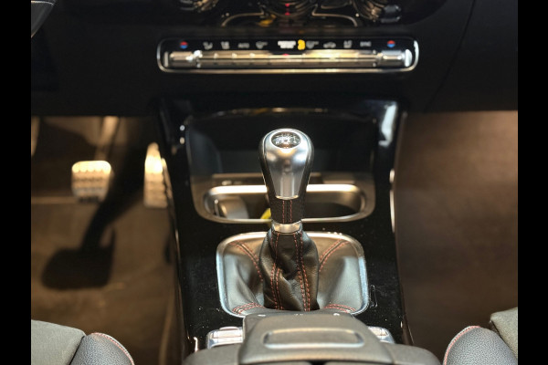 Mercedes-Benz A-Klasse 200 Business Solution AMG | LED | 18' inch | Sportstoelen | Parkeerassistent | Navigatie | NAP