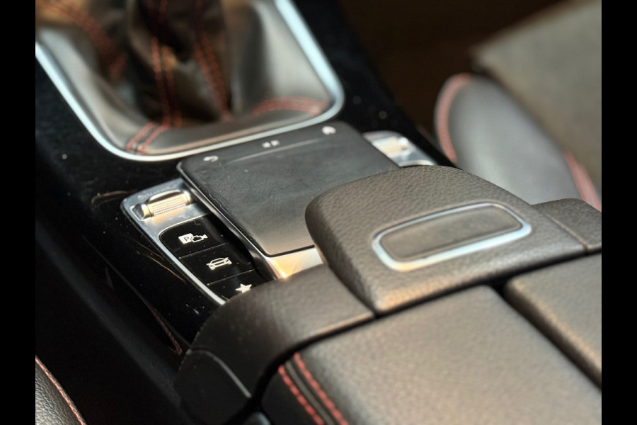 Mercedes-Benz A-Klasse 200 Business Solution AMG | LED | 18' inch | Sportstoelen | Parkeerassistent | Navigatie | NAP