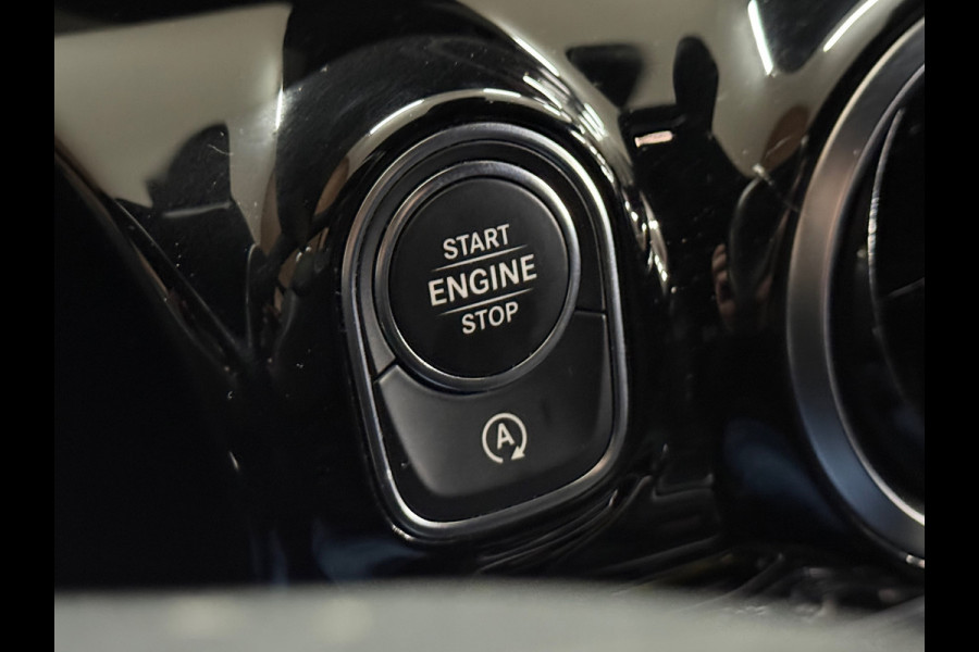 Mercedes-Benz A-Klasse 200 Business Solution AMG | LED | 18' inch | Sportstoelen | Parkeerassistent | Navigatie | NAP