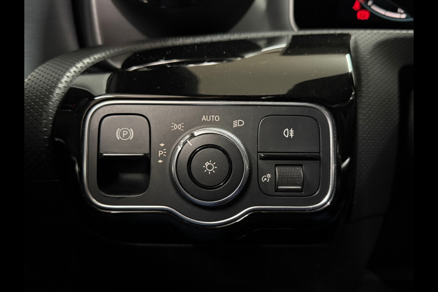 Mercedes-Benz A-Klasse 200 Business Solution AMG | LED | 18' inch | Sportstoelen | Parkeerassistent | Navigatie | NAP