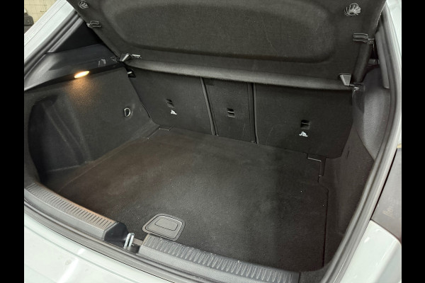 Mercedes-Benz A-Klasse 200 Business Solution AMG | LED | 18' inch | Sportstoelen | Parkeerassistent | Navigatie | NAP