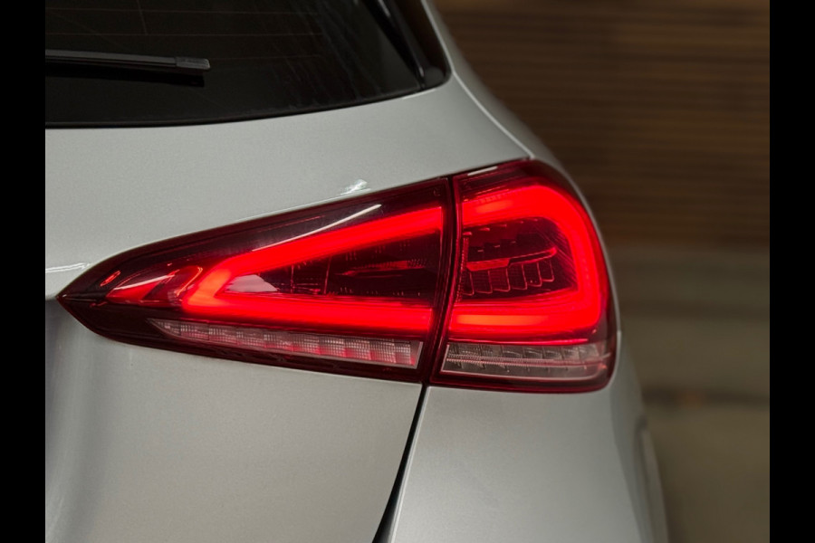 Mercedes-Benz A-Klasse 200 Business Solution AMG | LED | 18' inch | Sportstoelen | Parkeerassistent | Navigatie | NAP