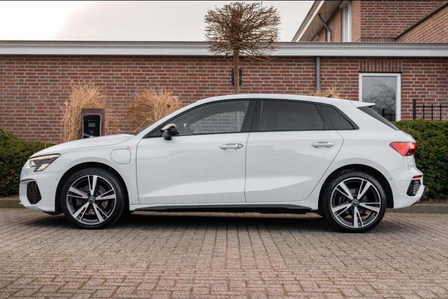 Audi A3 Sportback 40 TFSI e s edition ACC B&O Matrix LED Ambiance Elek.Klep Keyless Stoelverwarming 18''