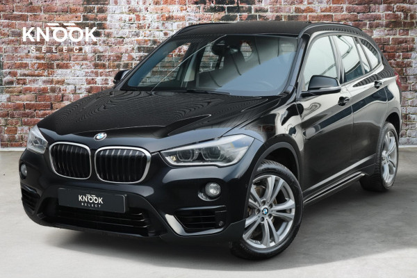 BMW X1 sDrive18i Executive Sport Line Automaat / Navigatie / LED / 18 Inch / Parkeersensoren voor+achter / Voorstoelen Verwarmd / Sportstuur /
