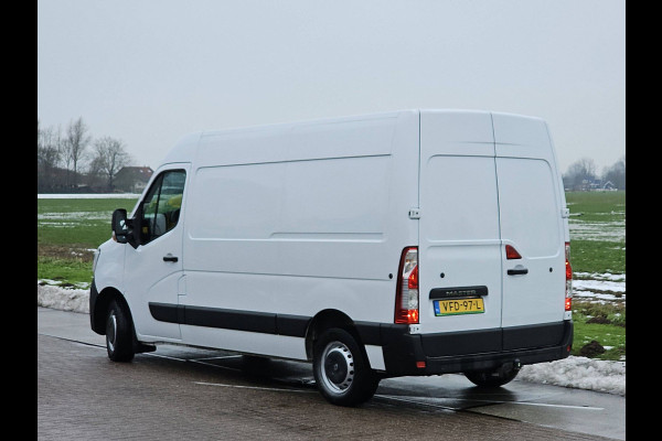 Renault Master T35 2.3 dCi 135 L2H2 airco, navi, pdc, trekhaak
