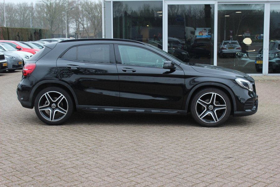 Mercedes-Benz GLA 180 Business Solution AMG Night Upgrade / Camera / Apple CarPlay / 19'' / Half leder / Navigatie / Getint glas / Stoelverwarming / Cruise Control