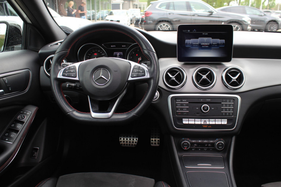 Mercedes-Benz GLA 180 Business Solution AMG Night Upgrade / Camera / Apple CarPlay / 19'' / Half leder / Navigatie / Getint glas / Stoelverwarming / Cruise Control