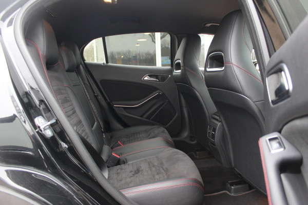 Mercedes-Benz GLA 180 Business Solution AMG Night Upgrade / Camera / Apple CarPlay / 19'' / Half leder / Navigatie / Getint glas / Stoelverwarming / Cruise Control