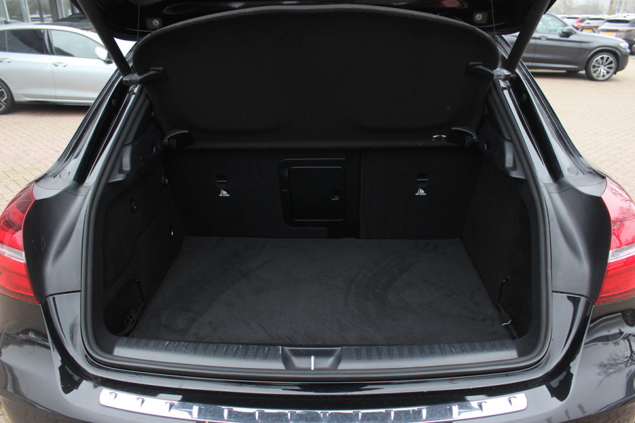Mercedes-Benz GLA 180 Business Solution AMG Night Upgrade / Camera / Apple CarPlay / 19'' / Half leder / Navigatie / Getint glas / Stoelverwarming / Cruise Control