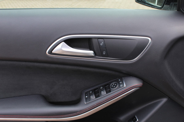 Mercedes-Benz GLA 180 Business Solution AMG Night Upgrade / Camera / Apple CarPlay / 19'' / Half leder / Navigatie / Getint glas / Stoelverwarming / Cruise Control