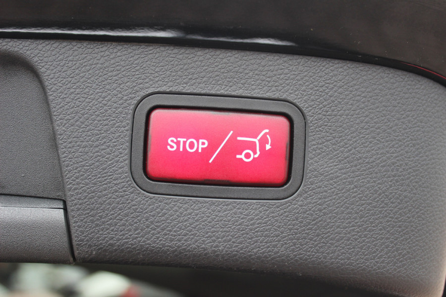 Mercedes-Benz GLA 180 Business Solution AMG Night Upgrade / Camera / Apple CarPlay / 19'' / Half leder / Navigatie / Getint glas / Stoelverwarming / Cruise Control