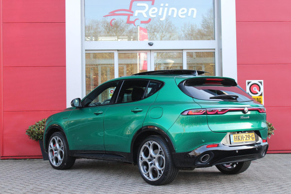 Alfa Romeo Tonale PHEV 280PK VELOCE | PANORAMISCH SCHUIF / KANTELDAK | LEDEREN BEKLEDING | VOORSTOELEN / STUUR VERWARMD | VOORSTOELEN GEVENTILEERD | VOORSTOELEN ELEKTRISCH VERSTELBAAR | DRAADLOOS APPLE CARPLAY / ANDROID AUTO | 360° CAMERA | AUTOMATISCH DIMMENDE BUITENSPIEGELS | 20"INCH LICHTMETALEN VELGEN | ADAPTIVE CRUISE CONTROL | KEYLESS ENTRY / START | ELEKTRISCH BEDIENBARE ACHTERKLEP | DRAADLOZE TELEFOONLADER | AMBIENT LIGHTING | DONKERE HEMELBEKLEDING | SCHAKELFLIPPERS AAN HET STUUR | VERWARMDE RUITENSPROEIERS |