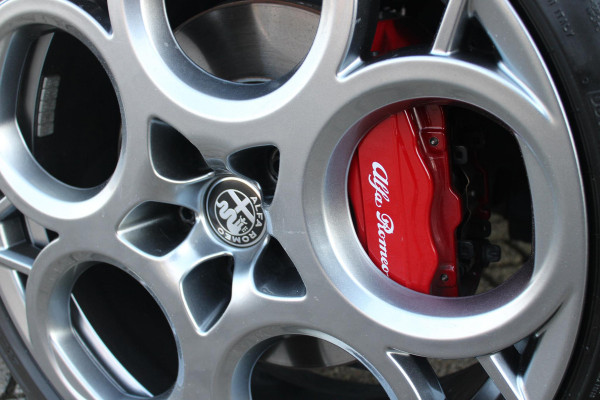 Alfa Romeo Tonale PHEV 280PK VELOCE | PANORAMISCH SCHUIF / KANTELDAK | LEDEREN BEKLEDING | VOORSTOELEN / STUUR VERWARMD | VOORSTOELEN GEVENTILEERD | VOORSTOELEN ELEKTRISCH VERSTELBAAR | DRAADLOOS APPLE CARPLAY / ANDROID AUTO | 360° CAMERA | AUTOMATISCH DIMMENDE BUITENSPIEGELS | 20"INCH LICHTMETALEN VELGEN | ADAPTIVE CRUISE CONTROL | KEYLESS ENTRY / START | ELEKTRISCH BEDIENBARE ACHTERKLEP | DRAADLOZE TELEFOONLADER | AMBIENT LIGHTING | DONKERE HEMELBEKLEDING | SCHAKELFLIPPERS AAN HET STUUR | VERWARMDE RUITENSPROEIERS |